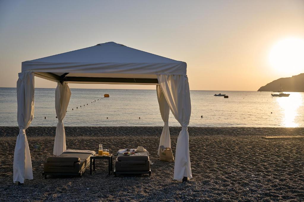 Lindos Grand Resort & Spa pludmales atpūtas zona pie saulrieta