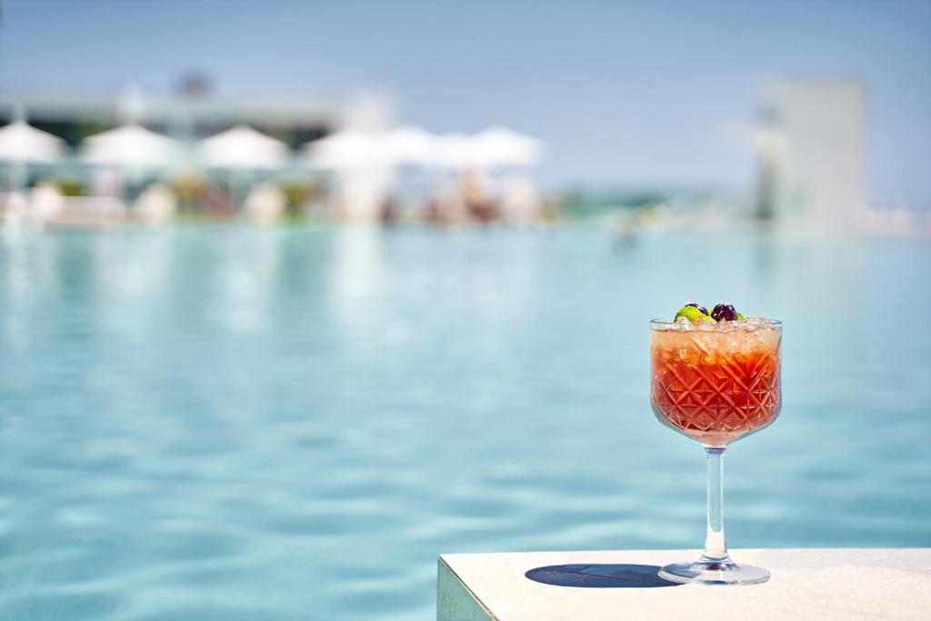 Lindos Grand Resort & Spa baseins ar kokteili uz malas