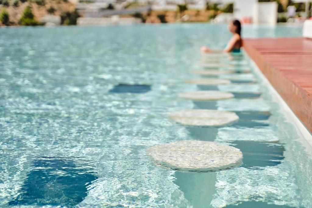 Lindos Grand Resort & Spa baseins ar skatu uz piekrasti