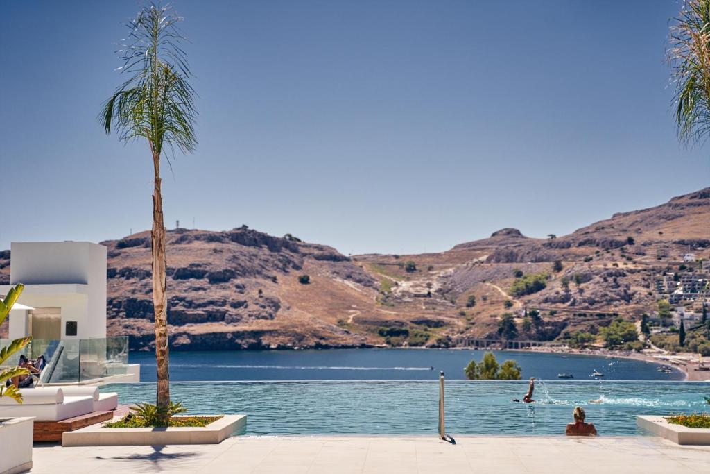 Lindos Grand Resort & Spa baseins ar skatu uz piekrasti