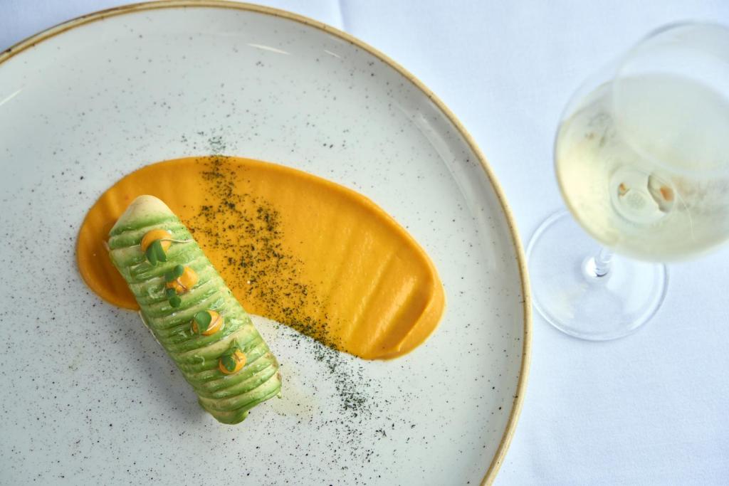 Gurme ēdiens un vīna glāze Lindos Grand Resort & Spa.