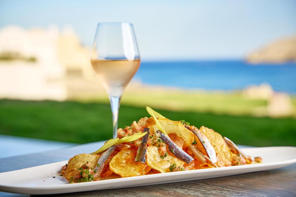 Gurmanska maltīte ar vīnu pie Lindos Grand Resort & Spa piekrastē.