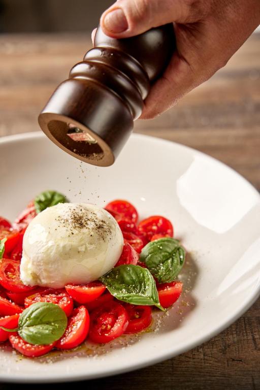 Svaiga kapreze salāti ar tomātiem un mocarellu, Lindos Grand Resort & Spa.