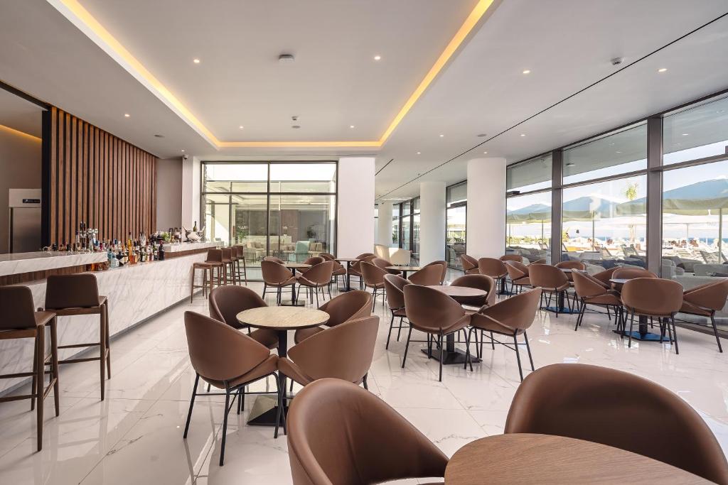 Lindos Grand Resort & Spa bārs ar modernu interjeru un skatu uz baseinu.