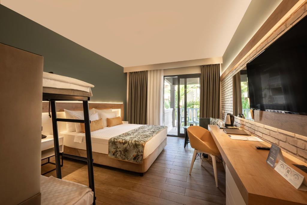 Mūsdienīgs numurs viesnīcā Sailor’s Beach Club ar balkonu un divām gultām.