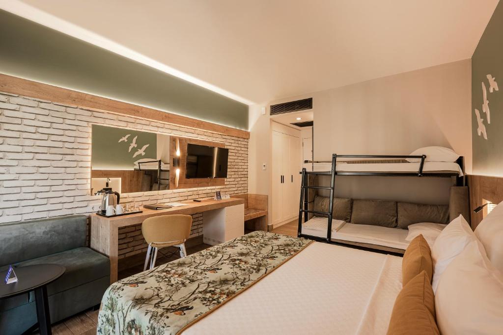 Mūsdienīgs numurs viesnīcā Sailor’s Beach Club ar divguļamo gultu un bunkuru.