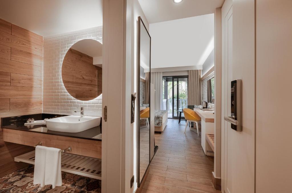 Mūsdienīgs numurs ar vannas istabu Sailor’s Beach Club