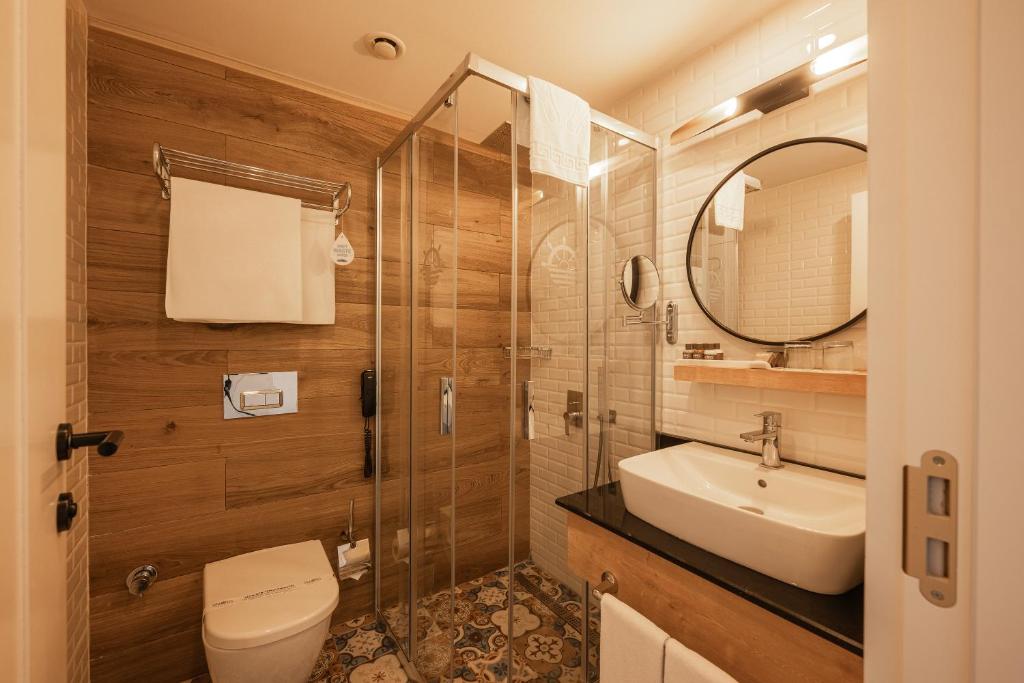 Moderns vannas numurs ar stikla dušu un koka akcentiem, Sailor’s Beach Club.