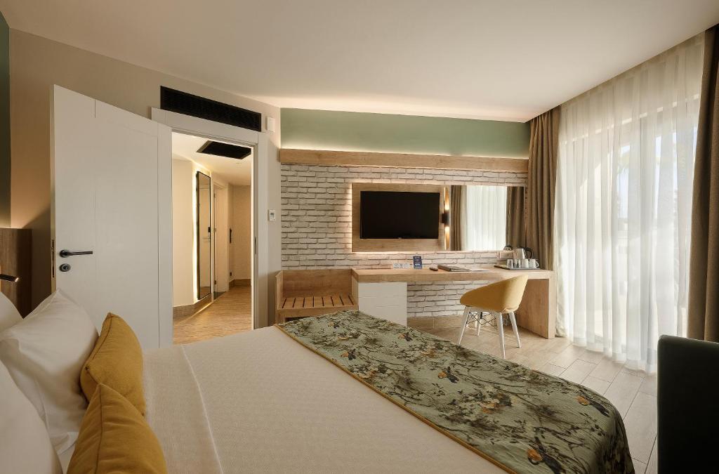 Mūsdienīgs numurs viesnīcā Sailor’s Beach Club ar elegantu dizainu.