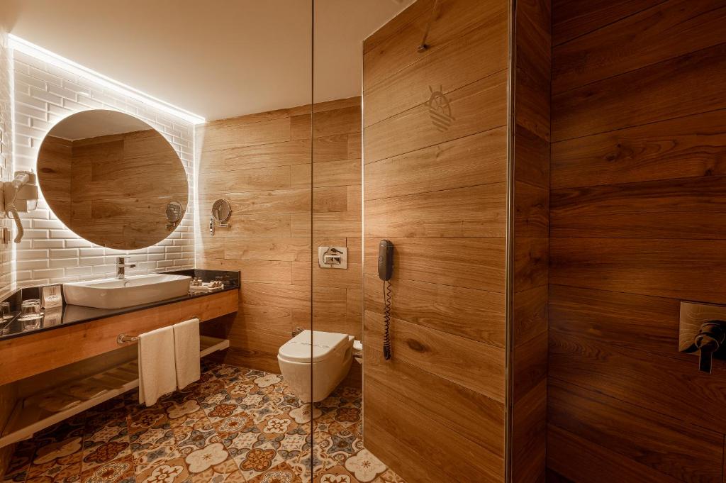 Mūsdienīgs vannas istaba ar koka apdari viesnīcā Sailor’s Beach Club.