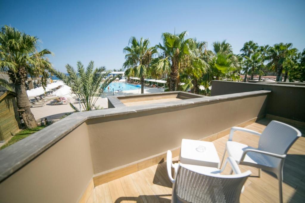 Skats no terases uz baseinu pie Sailor’s Beach Club.