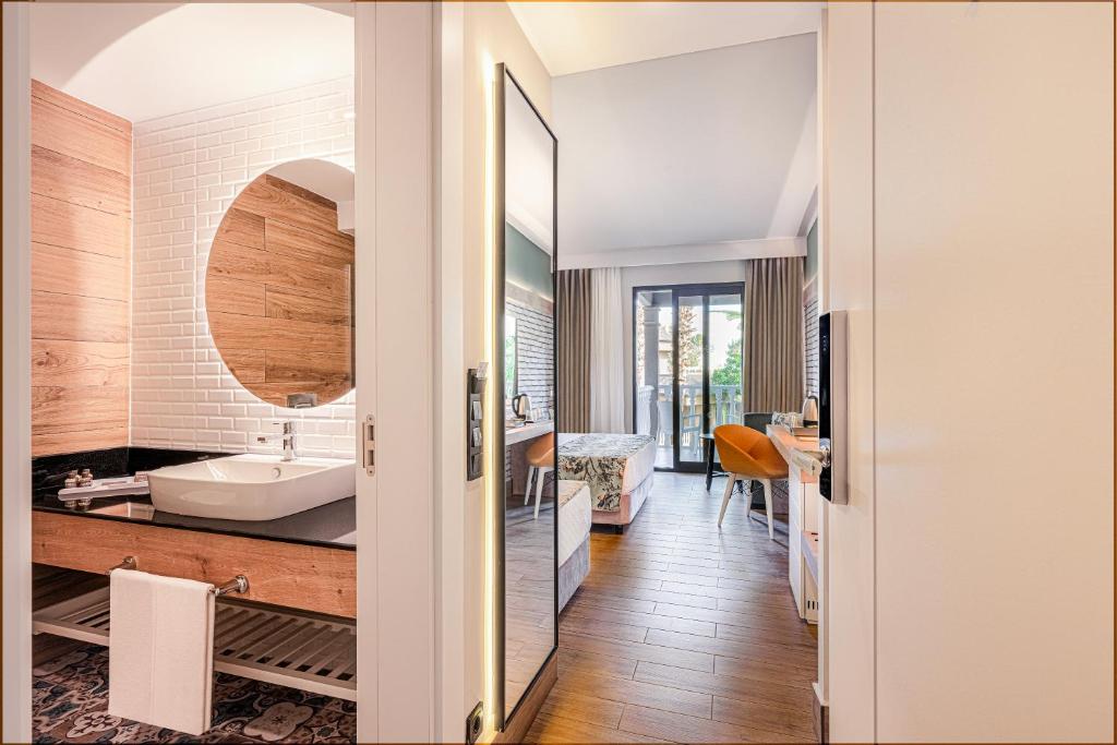 Moderns numurs viesnīcā Sailor’s Beach Club ar balkonu un vannas istabu