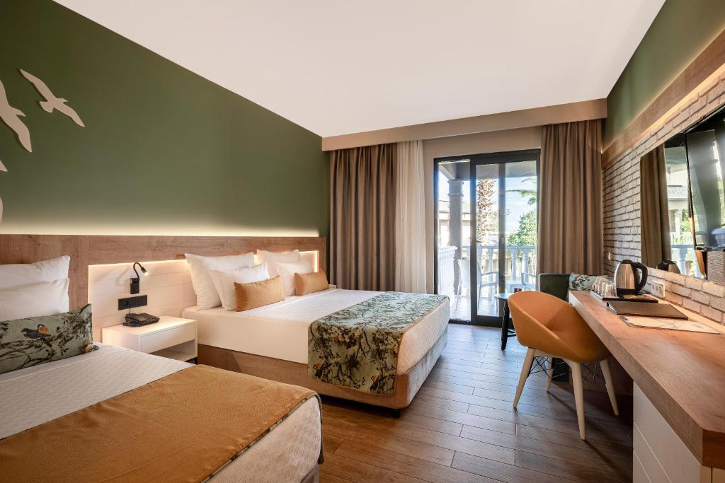 Sailor’s Beach Club numurs ar divām gultām un balkonu.