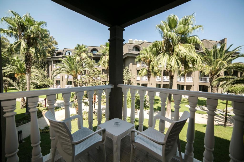 Skats no balkona uz zaļo teritoriju un palmām Sailor’s Beach Club.