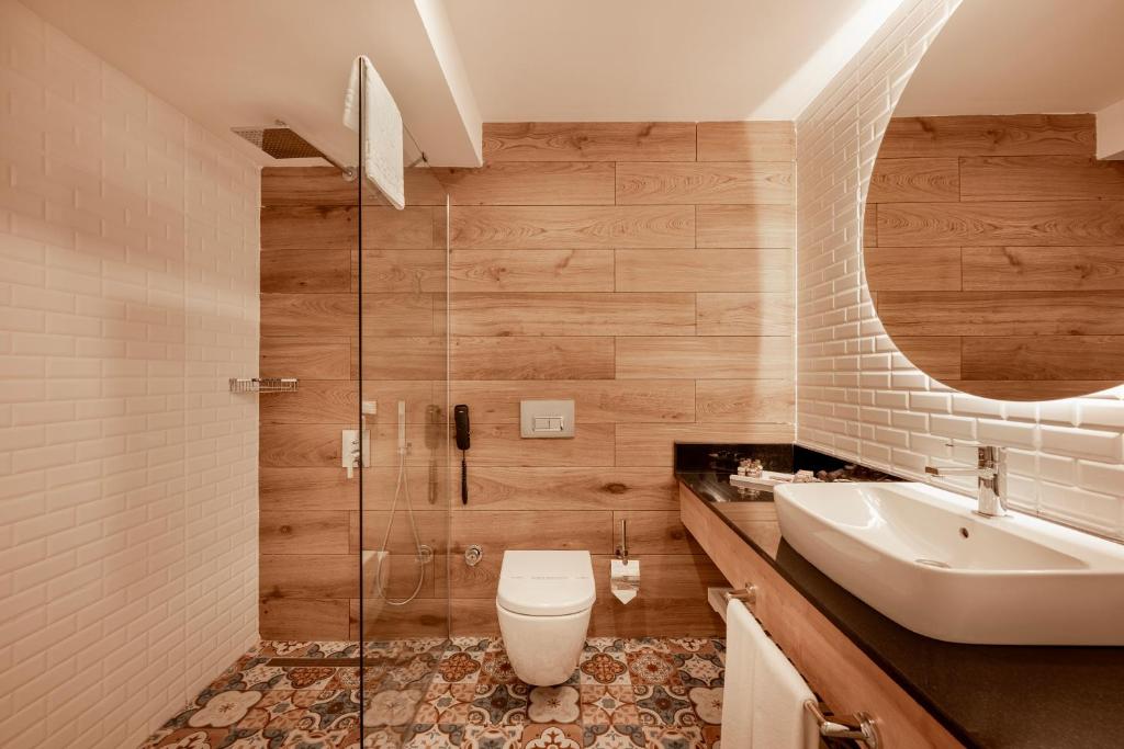 Mūsdienīgs un elegants vannas istabas interjers viesnīcā Sailor’s Beach Club.