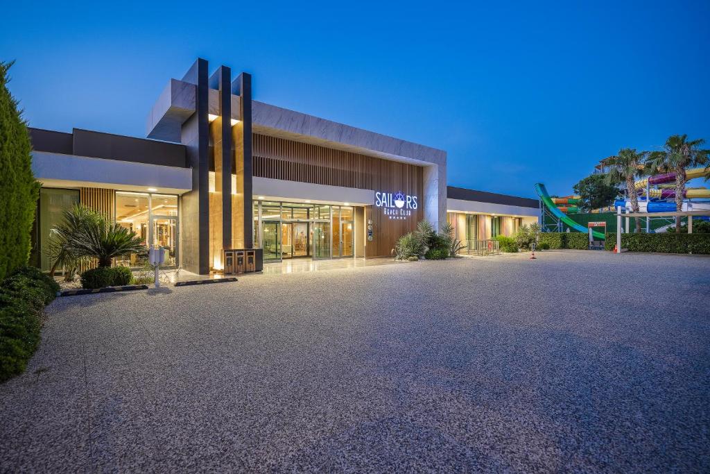 Sailor’s Beach Club viesnīcas moderna fasāde piekrastē