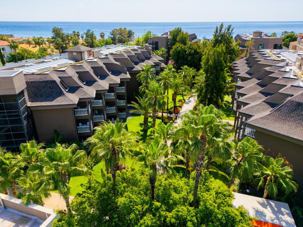 Sailor’s Beach Club viesnīca ar palmām piekrastē