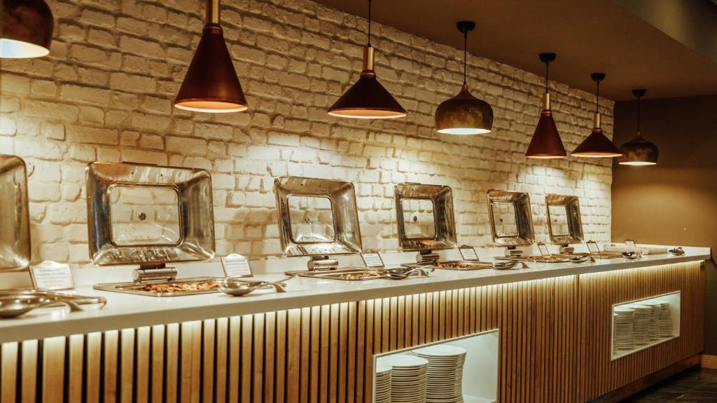 Brokastu bufete Sailor’s Beach Club ar modernu apgaismojumu.