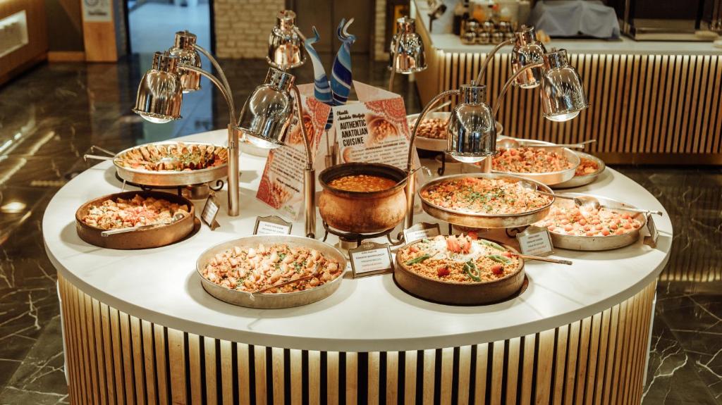 Sailor’s Beach Club bufete ar dažādiem ēdieniem un apgaismojumu