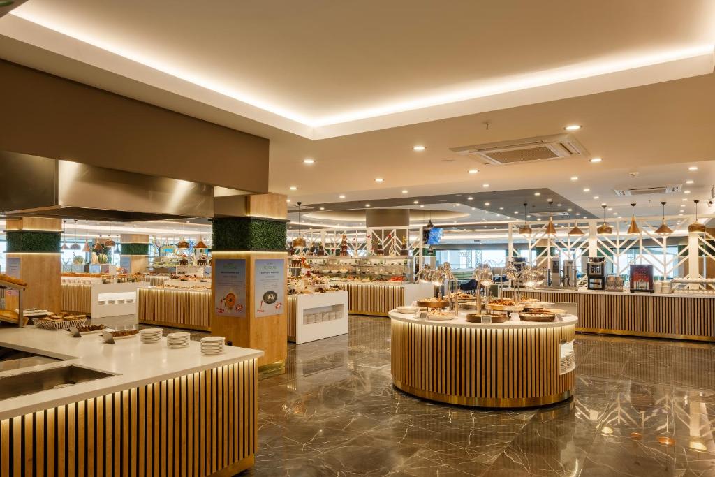 Sailor’s Beach Club elegantais restorāns ar bufeti un modernu interjeru.