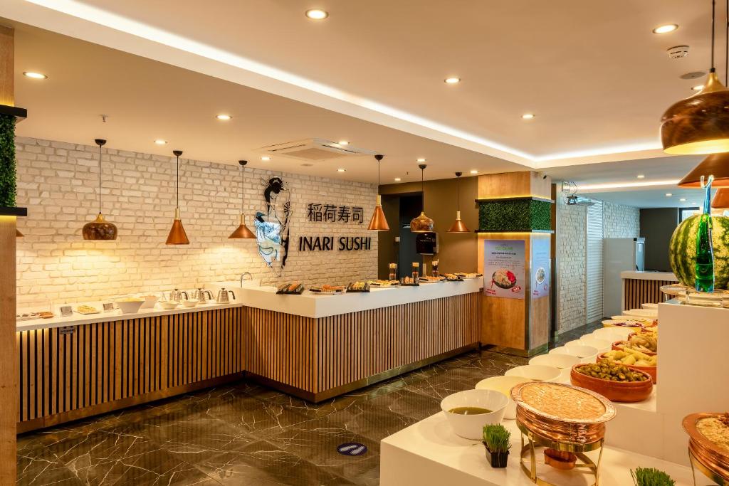 Sushi bārs INARI SUSHI viesnīcā Sailor’s Beach Club ar modernu interjeru