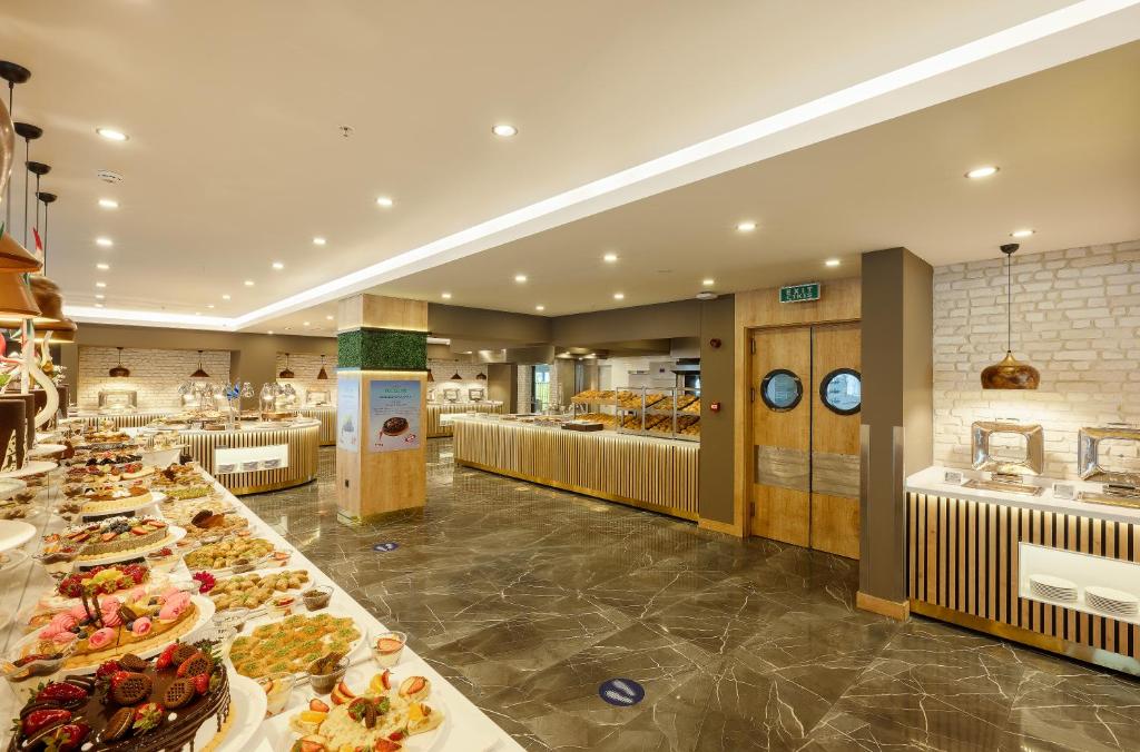 Sailor’s Beach Club bufete ar dažādiem gardumiem un ēdieniem.