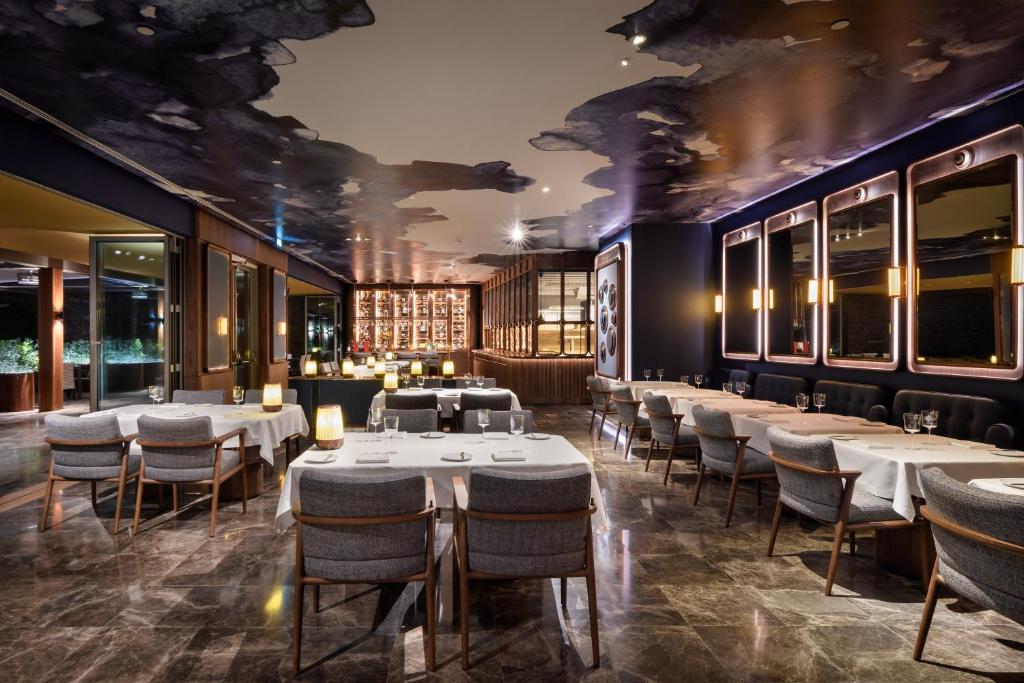 Elegants un moderns restorāna interjers EPIC SANA Algarve Hotel vakara stundā