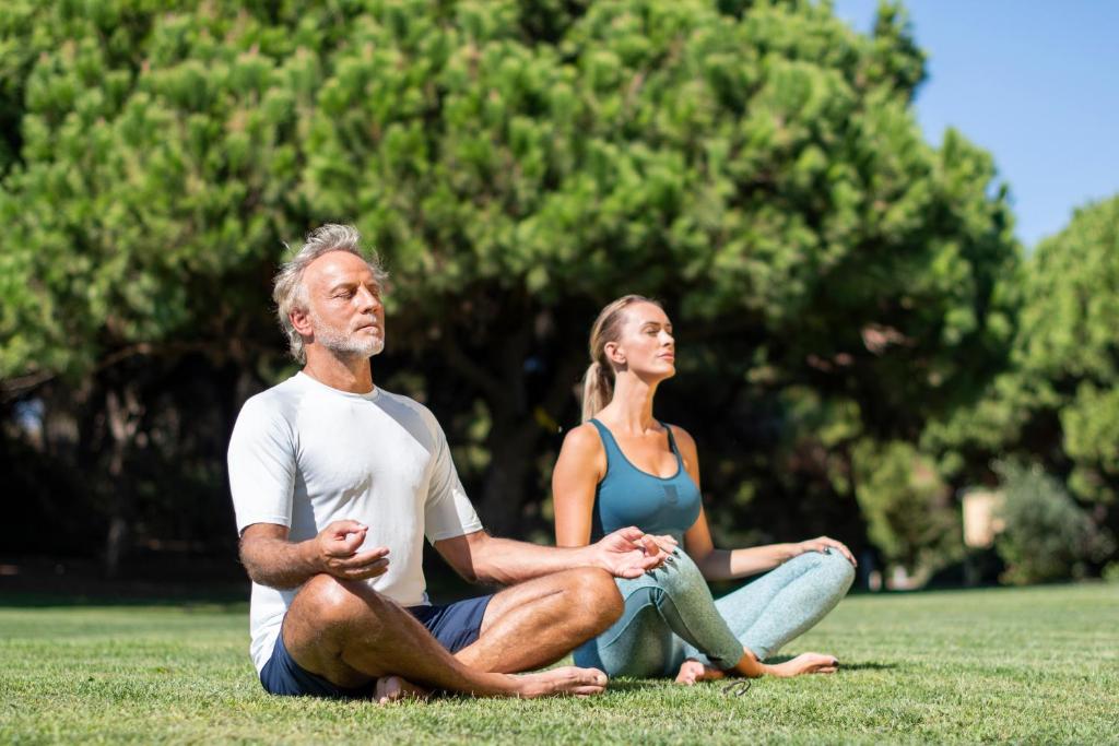 Joga un meditācija brīvā dabā EPIC SANA Algarve Hotel teritorijā.