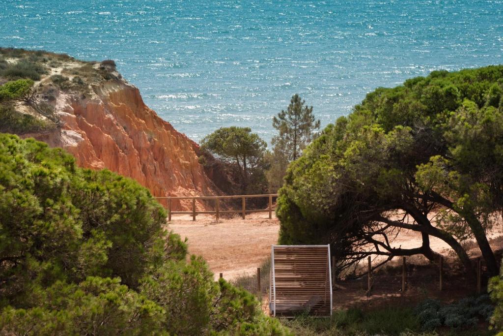 EPIC SANA Algarve Hotel apkārtne ar priedēm, sarkanajām klintīm un skatu uz okeānu