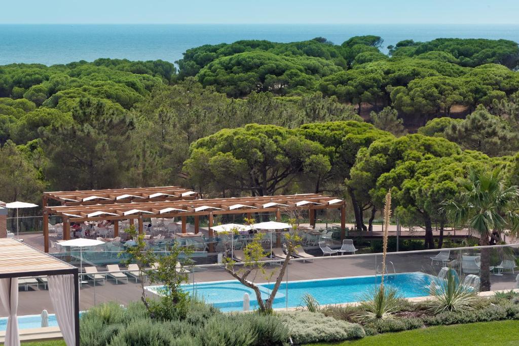 EPIC SANA Algarve Hotel āra baseins un atpūtas zona priežu meža ielokā.