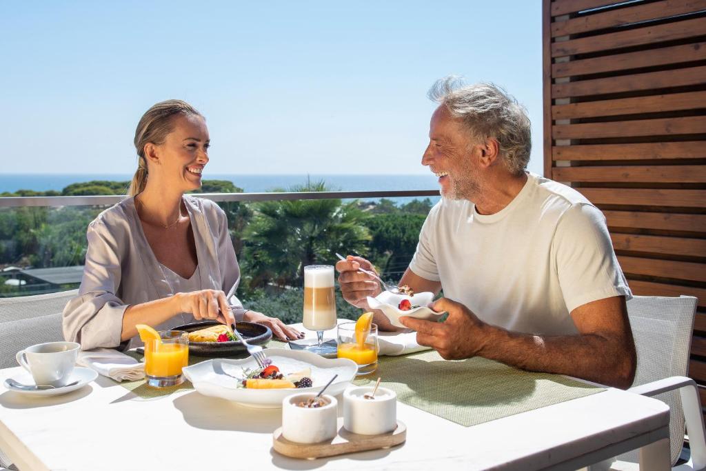 Pāris bauda saulainas brokastis uz balkona EPIC SANA Algarve Hotel