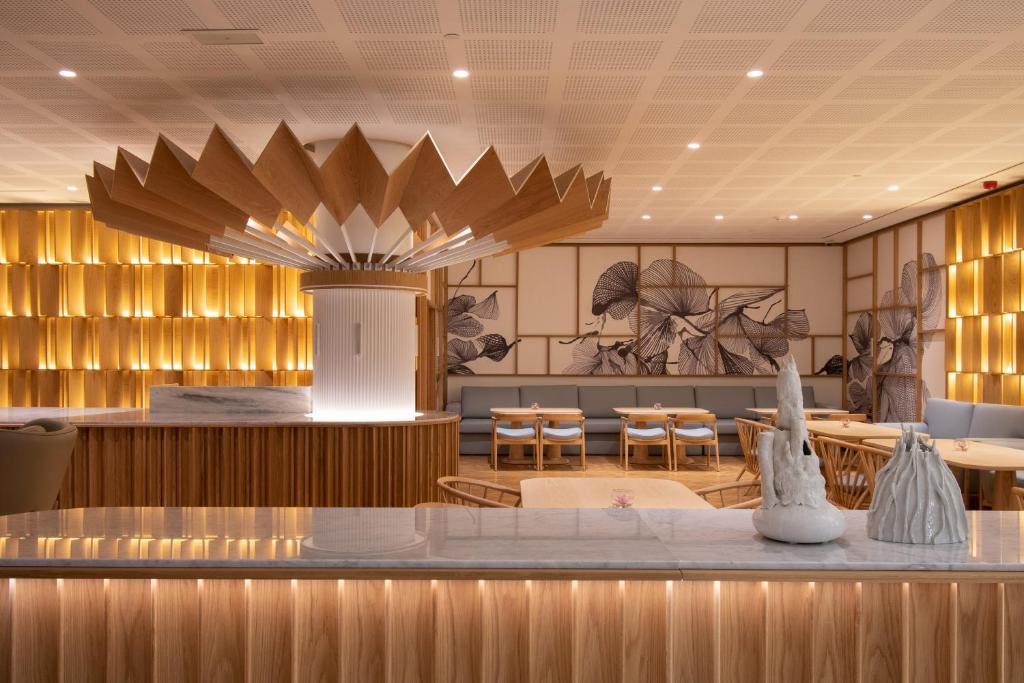 EPIC SANA Algarve Hotel bāra interjers ar unikālu koka griestu dekoru un marmora leti