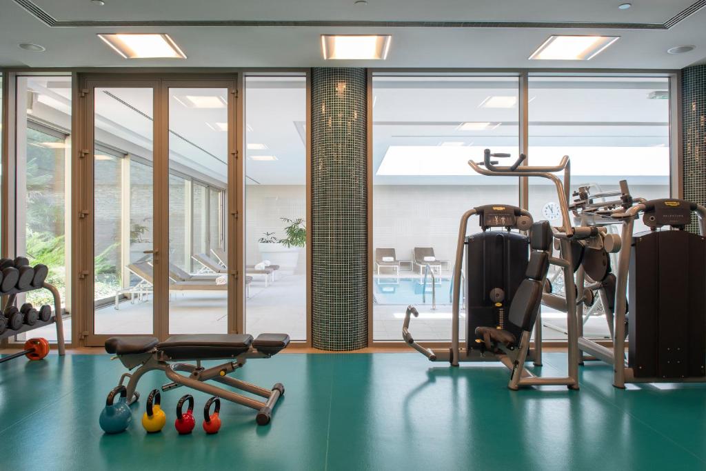 EPIC SANA Algarve Hotel modernais fitnesa centrs ar dažādiem trenažieriem un svariem