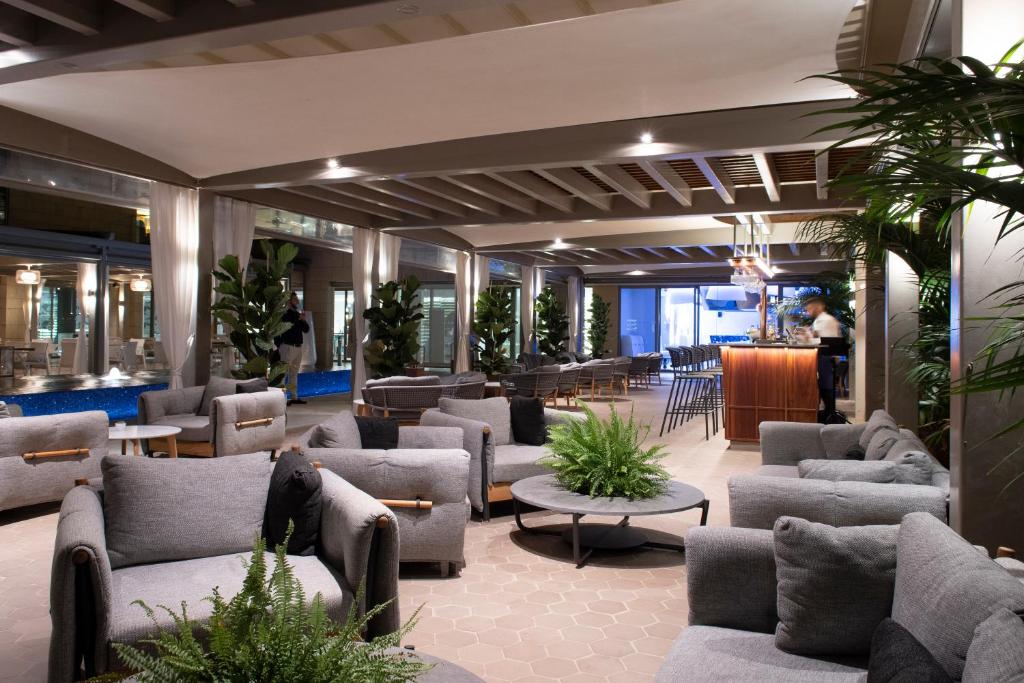 EPIC SANA Algarve Hotel eleganta atpūtas zona un bārs ar ērtiem dīvāniem