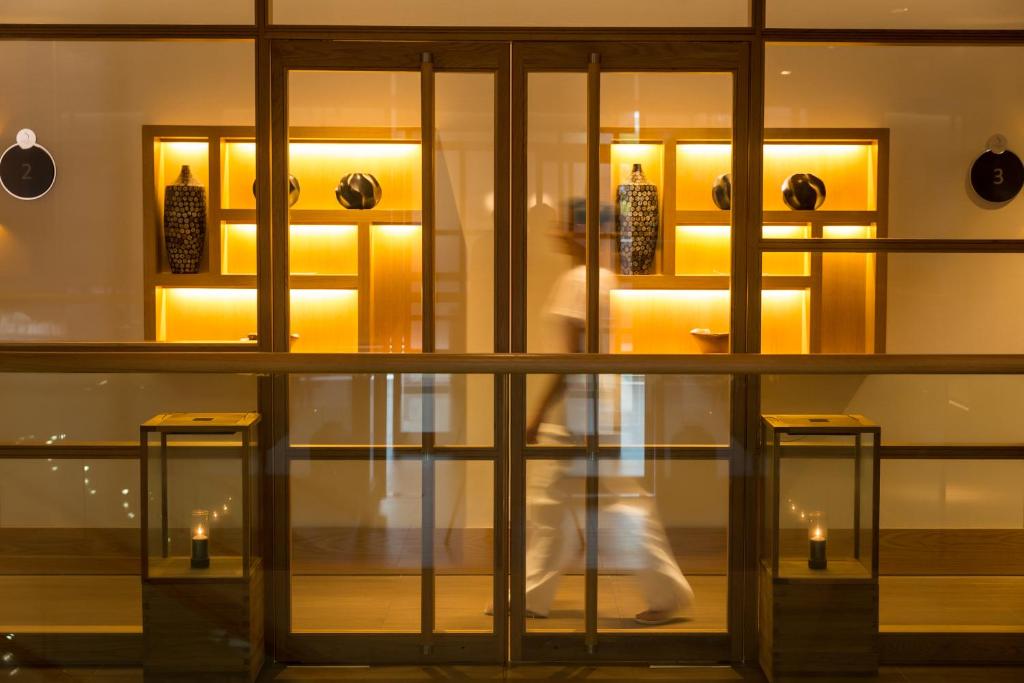 Moderns spa zonas interjers ar stikla sienām un siltu apgaismojumu EPIC SANA Algarve Hotel