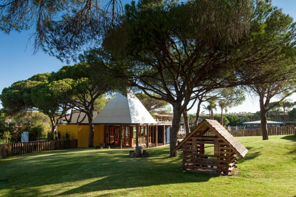 EPIC SANA Algarve Hotel bērnu klubs un rotaļu laukums priežu ēnā