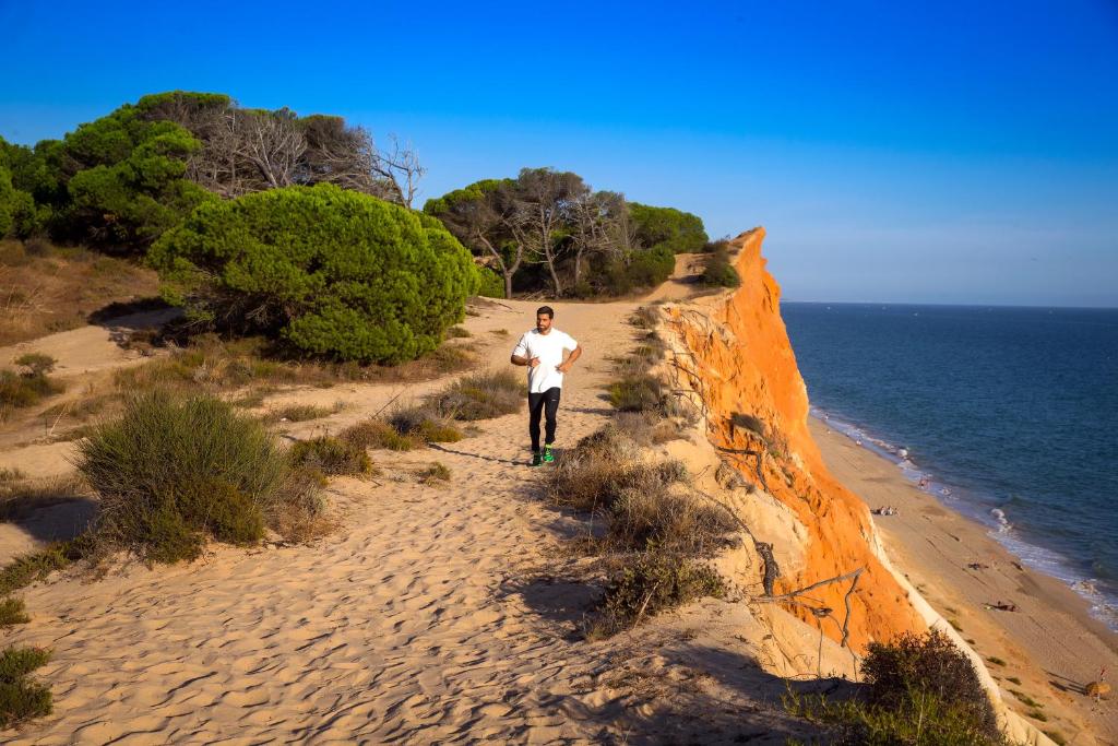 Rīta skrējiens pa gleznainu taku piekrastē pie EPIC SANA Algarve Hotel.