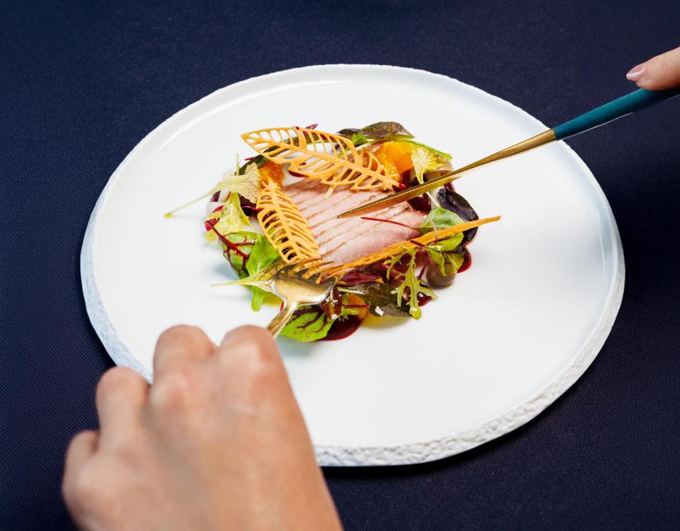 Izsmalcināts gardēžu ēdiens un eleganti galda piederumi EPIC SANA Algarve Hotel restorānā