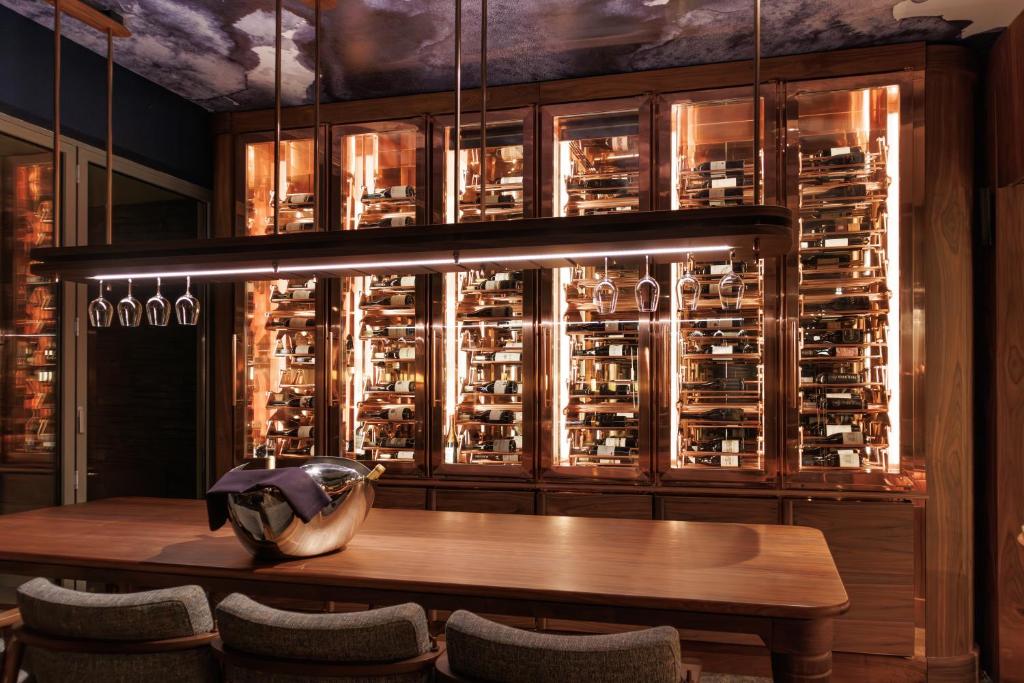 Elegants vīna pagrabs un degustāciju telpa ar apgaismotiem plauktiem EPIC SANA Algarve Hotel