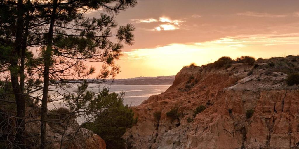 Gleznains saulriets pār sarkanajām klintīm un okeānu pie EPIC SANA Algarve Hotel