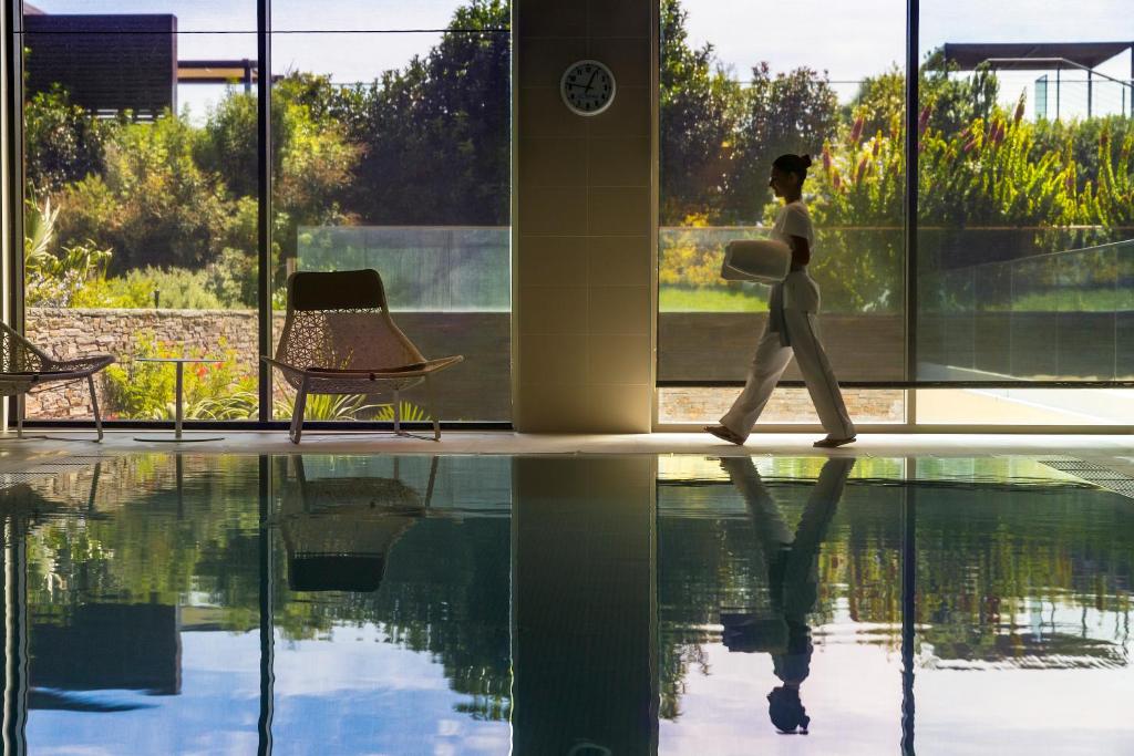 EPIC SANA Algarve Hotel iekštelpu baseins un personāls, kas rūpējas par viesu komfortu