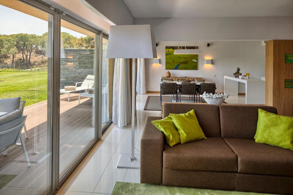 Plašs EPIC SANA Algarve Hotel numurs ar atpūtas zonu un tiešu izeju uz saulainu dārza terasi.