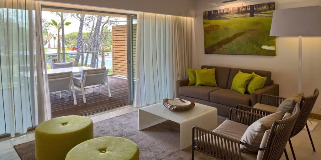 Plaša EPIC SANA Algarve Hotel numura atpūtas zona ar privātu terasi.