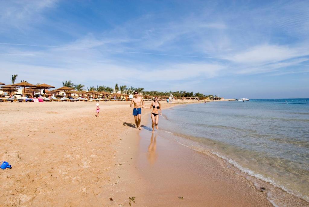 Pāris pastaigā pa pludmali pie SUNRISE Royal Makadi Resort.