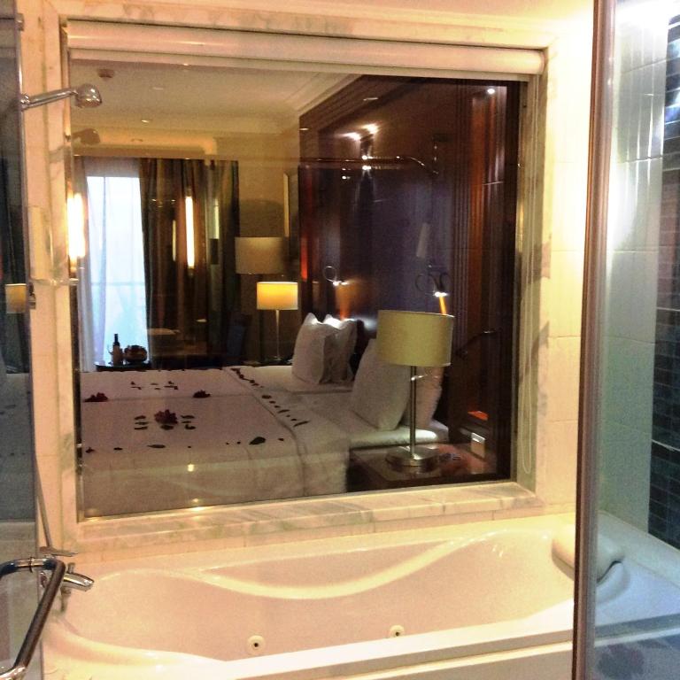 Elegants numurs ar vannu un skatu uz gultu Xperience Sea Breeze Resort.