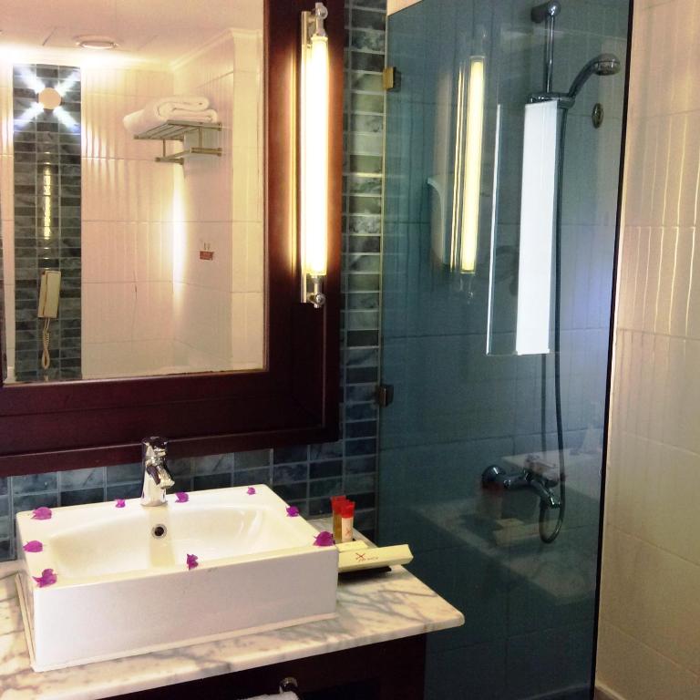 Vannas istaba ar modernu dušu un elegantu izlietni Xperience Sea Breeze Resort