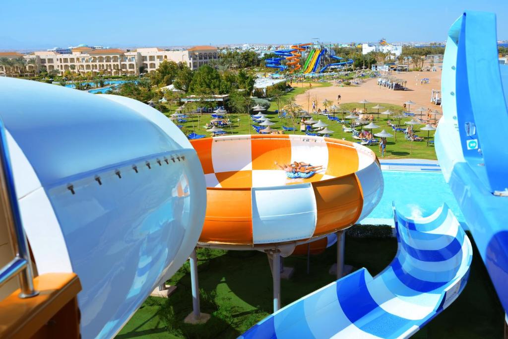 Ūdens atrakcijas pie Jaz Aquamarine Resort ar skatu uz dārzu