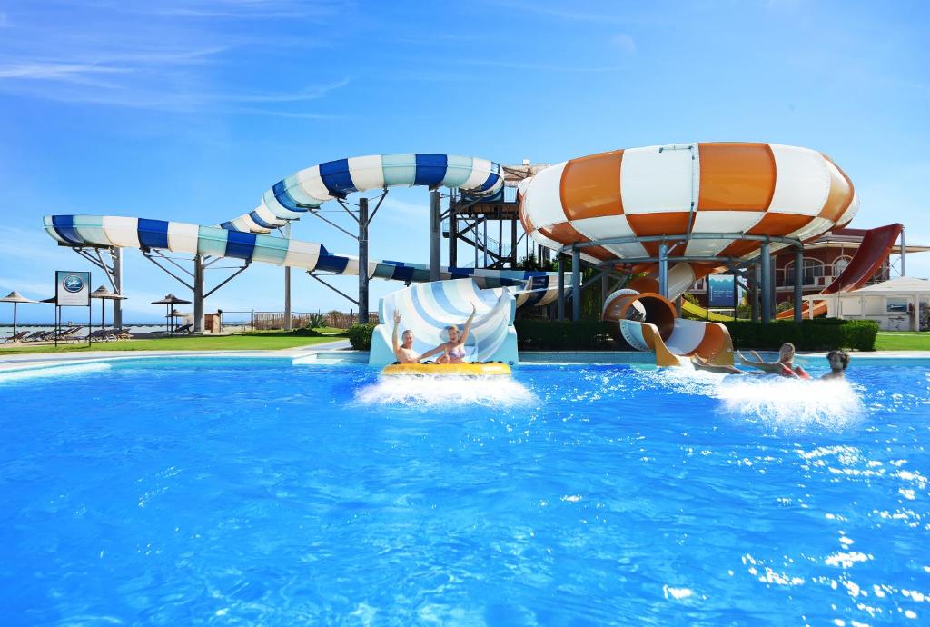 Ūdens slidkalniņi Jaz Aquamarine Resort baseinā ar apmeklētājiem