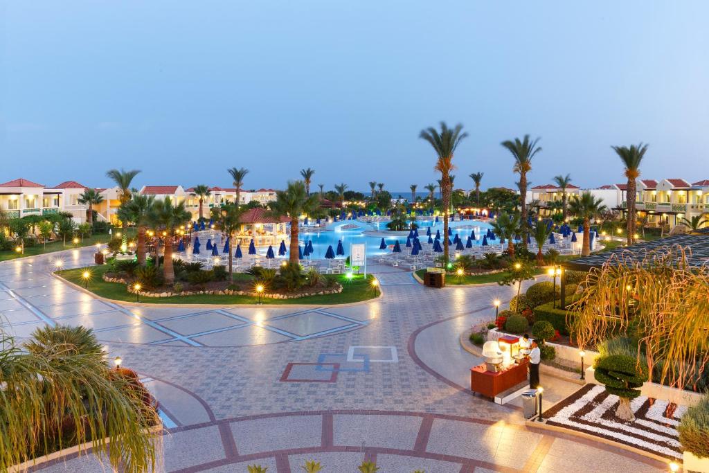 Lindos Princess Beach Hotel skaists skats uz baseinu un dārzu piekrastē