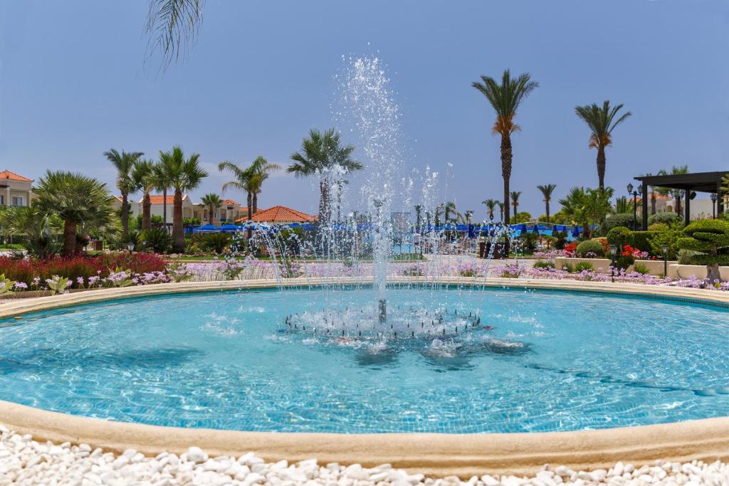 Fona strūklaka pie Lindos Princess Beach Hotel baseina